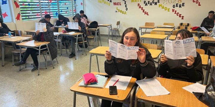Hoy nuestro orientador Diego Vilches hizo entrega del tríptico informativo del FUAS a los estudiantes de 4° medio.