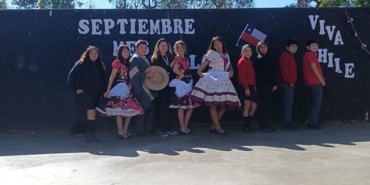 En nuestro acto semanal de Educación Básica, los estudiantes de Séptimo Básico, a cargo de su profesora Génesis Benítez, nos deleitaron con la lectura de la efeméride y un hermoso pie de cueca