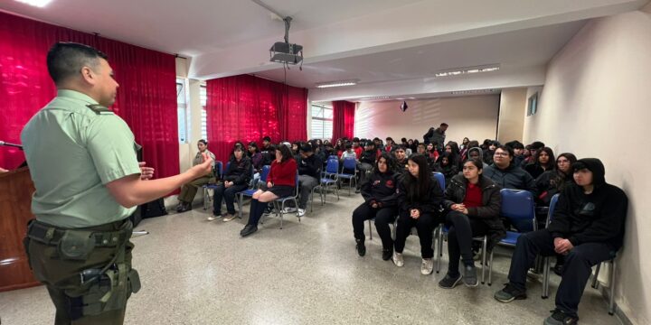 Carabineros de Chile realiza charla educativa sobre Responsabilidad Penal Adolescente