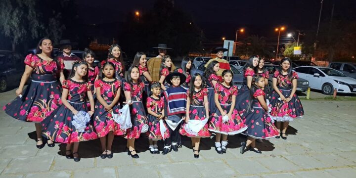 Este sábado 13 y domingo 14 se realizó la Misa a la Chilena, donde nuestro Taller de Cueca, a cargo de las monitoras Vania Araya y Victoria Morales, se presentaron con todo el entusiasmo y compromiso que caracteriza a nuestros estudiantes.