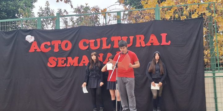 Esta semana, el acto cívico estuvo a cargo del 2° Año Medio B, junto a su profesor jefe, José Antonio Cisternas.